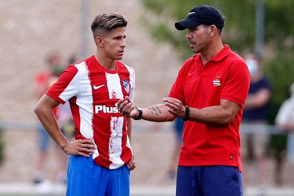 NEPOTISME SIMEONE

Diego Simeone memiliki tiga putra hasil pernikahannya dgn Carolina Baldini. Simeone y Baldini sama-sama keturunan Italia, maka ketiga putra mereka pun punya nama Italia: Giovanni, Gianluca y Giuliano.

Si bungsu membuat Simeone senior menarik kembali ucapannya.