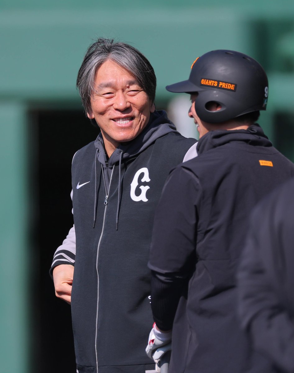 【#練習風景から🏟️】

#松本剛 選手は大の巨人ファンだった少年時代に憧れの存在だった #松井秀喜 臨時コーチに打撃指導を受けました（撮影・福島範和）

#巨人 #ジャイアンツ #giants #サンスポ