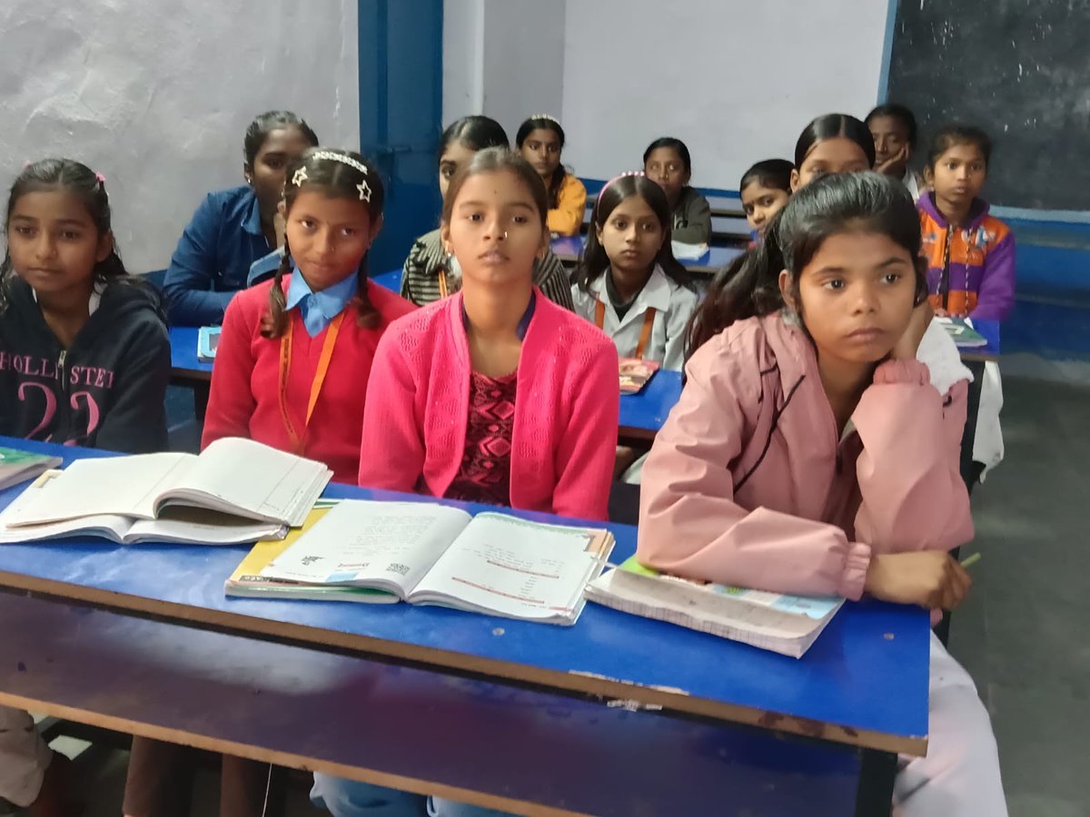school_in_abox's tweet photo. Thriving talents at Middle School Nawagarhi: Daily smart learning via #SchoolInABox. #ITCMissionSunehraKal shines bright in Bihar! ✨ #ITC #SIAB #Munger #Bihar #StudentLedLearning https://t.co/u6lZ5EnfxN
