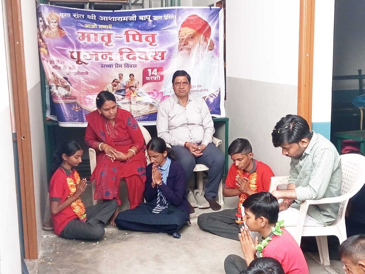RCPAL13's tweet photo. @makarandmsgs आपने सही कहा S
Sant Ashri Asharamji Bapu ने हमें सिखाया कि माता पिता व गुरुजनों का आदर सत्कार करो। आओ मनाएँ 
14 फरवरी  मातृ पितृ पूजन दिवस
.#MatrPitruPujanDiwas https://t.co/Ewzpm92kZK