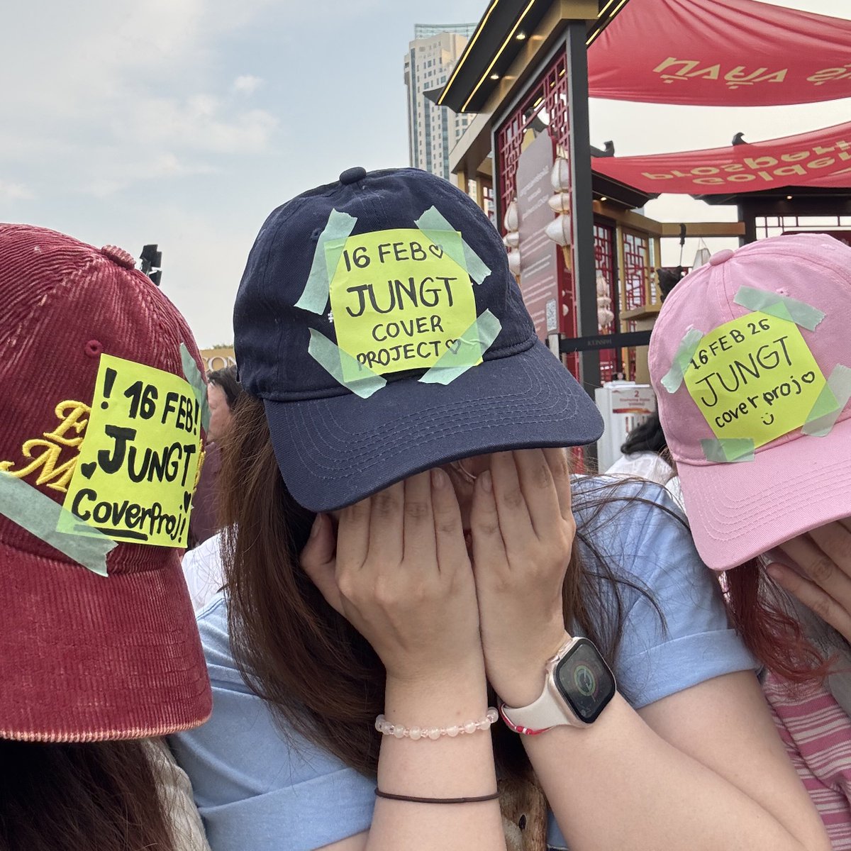 หมดยุคชูป้ายแล้วค่ะ 
เด่วนี้เขาแปะหมวกกันทั้งนั้นนนน😗
#JUNGT #BUSCOVERPROJECT