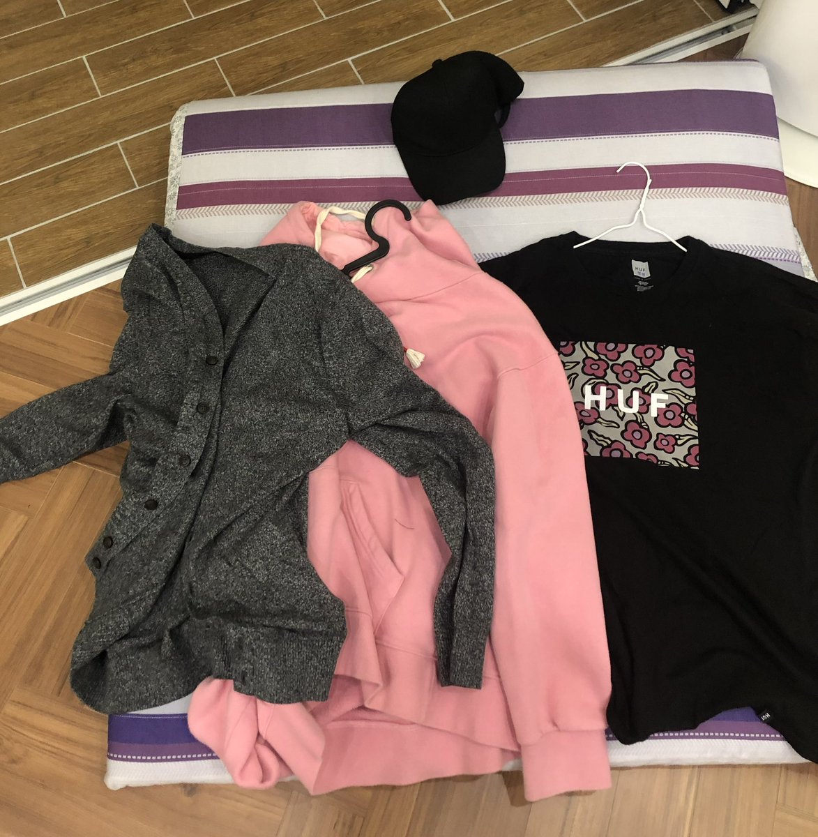 SF9official's tweet image. 플리마켓 나눔 중 맘에 드시는 옷 있나요?
#SF9 #INSEONG