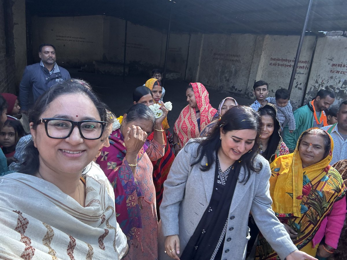 activistPreeti's tweet photo. चुना भट्टी क्षेत्र में आरएमसी रोड नाली निर्माण एवं शिशु वाटिका के नवीनीकरण शुरुआत हमारी सांसद सुश्री @BansuriSwaraj जी और हमारे प्रिय विधायक श्री @HarishKhuranna जी के कर कमलों से हुआ ।
मुझे इस कार्यक्रम में भाग लेने का अवसर मिला 🙏🙏
#Navnirman #nayiumeed #NayiShuruaat https://t.co/JXK6mRFiYS