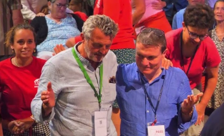 Je suis allé voir "Gourou" hier (parce qu un ami fan de P Niney). On se disait en sortant que ces "séminaires en développement personnel" rappelaient parfois étrangement l ambiance de la grande tente de Paray! L émotion, l americanisation... toussa toussa...