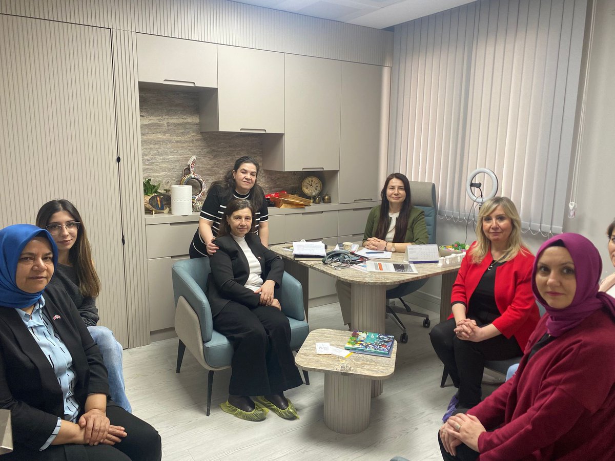 Mhp Afyonkarahisar ( Kaçep) ten sorumlu İl Başkan Yrd .Av. Nesrin Çelikbilek ve Kaçep yönetim kurulu üyelerimiz ,  Uzman Dr. Betül demirciler Yavaş’ı Orhangazi mahallesinde bulunan yeni taşındığı  Kliniğinde ziyaret ederek hayırlı olsun dileklerinde bulundular.