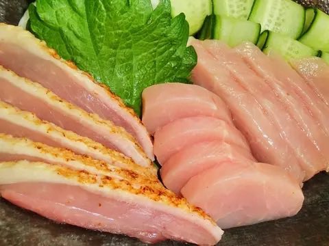 abesi_miyazaki's tweet photo. 宮崎に来たら鶏刺しを食べようと思ってる方へ

鶏刺しは生食です

鶏刺しは食当たりを起こす可能性が有り、ライブへ参加出来なくなる可能性も出てきます

食べたいなら2日目のライブ後に食べましょう

ライブが終わる前まではしっかり火が通った地鶏炭火焼きを食べましょう

何度痛い目を見た事か… https://t.co/T9jMZCA6vB