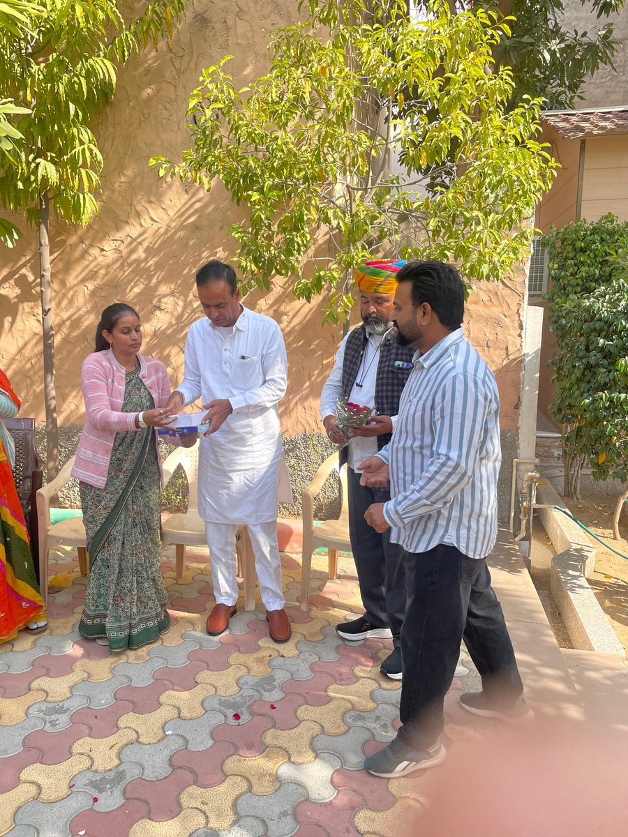ChetanDudiINC's tweet photo. #डीडवाना आवास पर डीडवाना-कुचामन जिले की प्रथम महिला कांग्रेस जिला अध्यक्ष कोमल लाडना जी के पधारने पर स्वागत किया| साथ ही परिजनों ने नई जिम्मेदारी पर खुशी ज़ाहिर की और धन्यवाद ज्ञापित किया| https://t.co/IEr8aS71wt