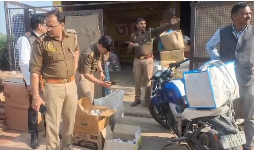 कानपुर: नकली घी बेचते युवक गिरफ्तार 

➡नमस्ते इंडिया का मार्का लगा था
➡180 ML के 88 पैकेट बरामद किए
➡900ML के 19 पैकेट किए बरामत 
➡कंपनी के लोगों के साथ मारा छापा 
➡नकली घी बेचते अभियुक्त गिरफ्तार 
➡चौबेपुर के अबाबकपुर गांव का मामला

#FakeGhee #KanpurCrime <a href="/kanpurnagarpol/">POLICE COMMISSIONERATE KANPUR NAGAR</a>