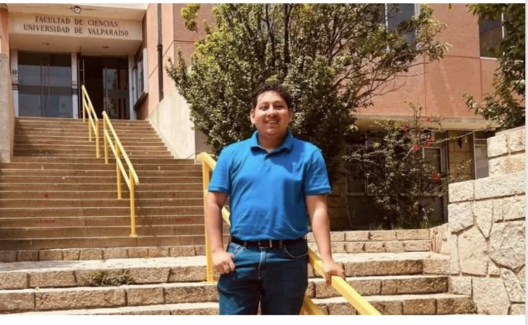 El profesor César Amaya, de la Facultad de Ciencias de la UP, ha sido destacado por la Biophysical Journal como estudiante de doctorado sobresaliente.
Es la primera vez que un estudiante de doctorado de la Universidad de Valparaíso, y además panameño, recibe este reconocimiento.