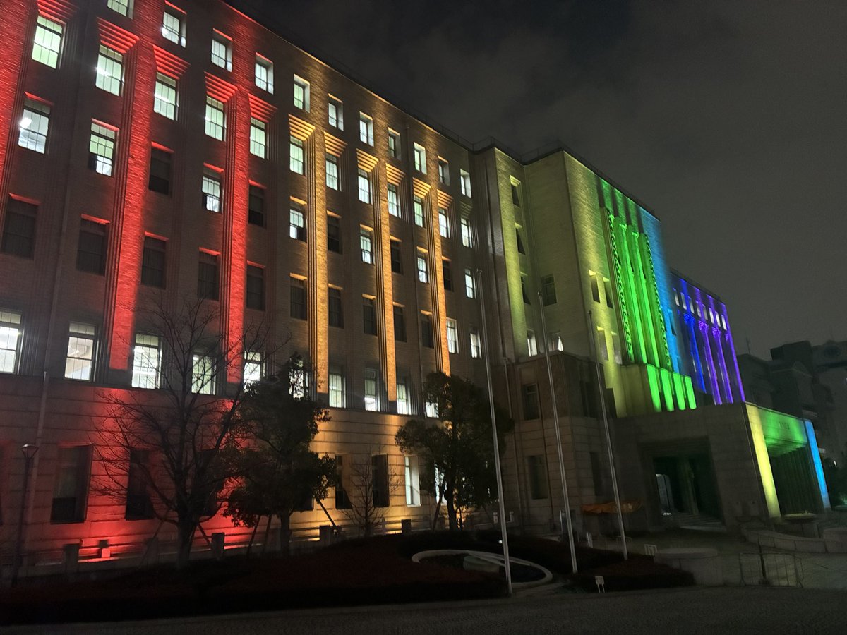 大阪府庁のライトアップ。これに何千万円だったっけ？こういう税金の使い方を変えたくて、大阪府議会議員をしています。吉村知事や大阪維新の会と闘っています。