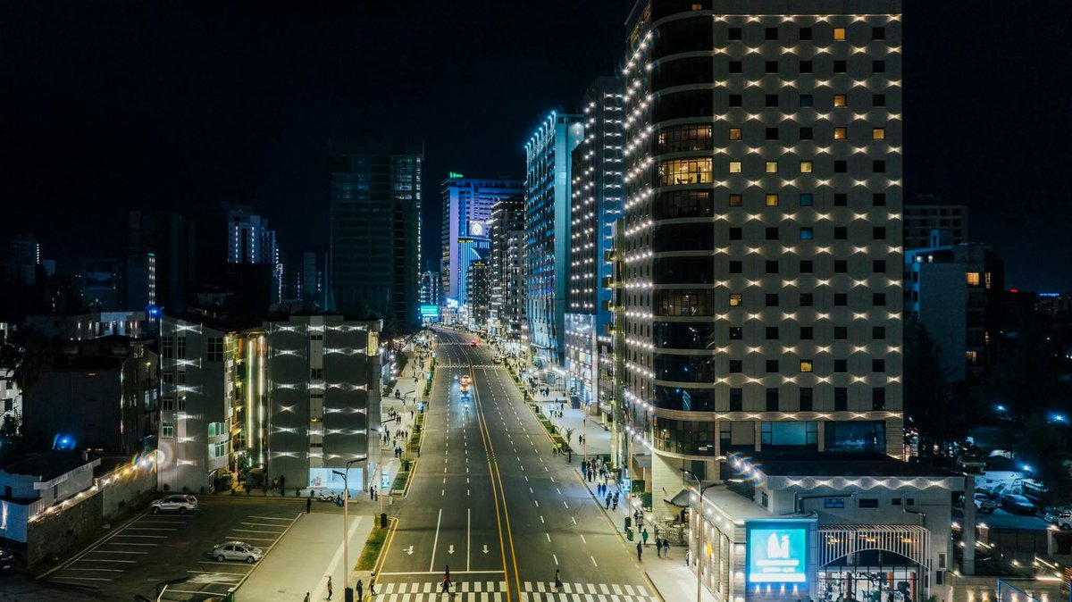 ያሳካልን ፈጣሪ አምላክ ይመስገን!!

ከኡራኤል በቦሌ መድሃኔዓለም ወደ ቦሌ ድልድይ!
አዲስ አበባን በሁሉም አቅጣጫ እንደ ስሟ ውብ አበባ አድርገን ሰርተናታል ።

ከንቲባ አዳነች አቤቤ