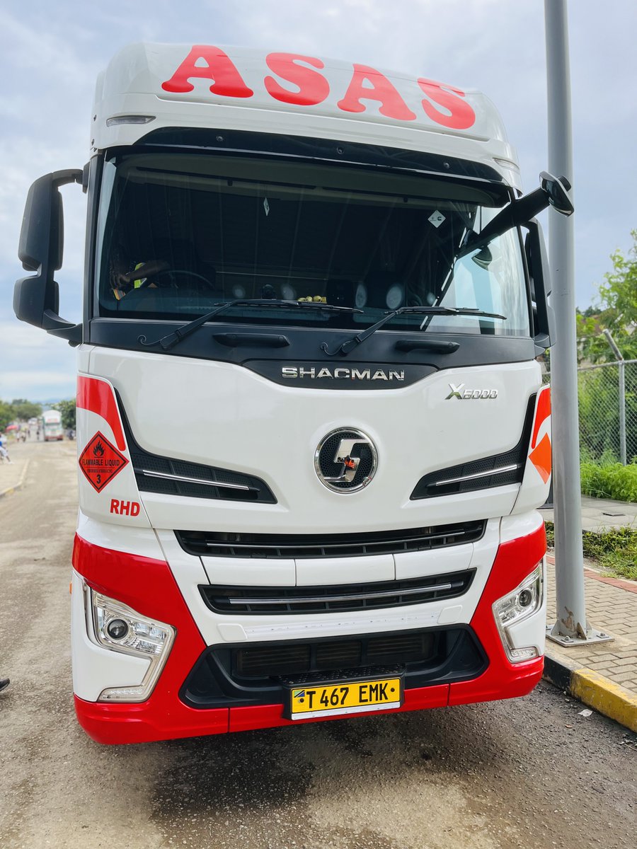 Hapa Mchina alisuka Gari ya maana kabisa Chuma comfortability yake tamu sana 
🔹Jiko Cummins (US) ndani kuna Stopper ka milioni Full Retarder 
🔹Friji kubwa na vitanda viwili Kisauzi
🔹480 HP dume Chuma kwenye vilima inatiririka tu.Kibongo bongo anazo huyu mkali ziko 10 tu