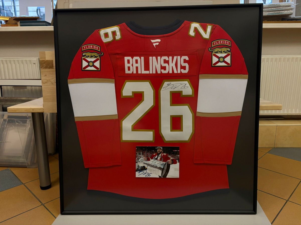 ReinisReimanis's tweet photo. Mans jaunākais sienas dekors ar pievienoto vērtību.  Uvis Balinskis, dāmas un kungi… 🤫🥵

#latvia #hockey #florida #panthers https://t.co/58XDUKExyS