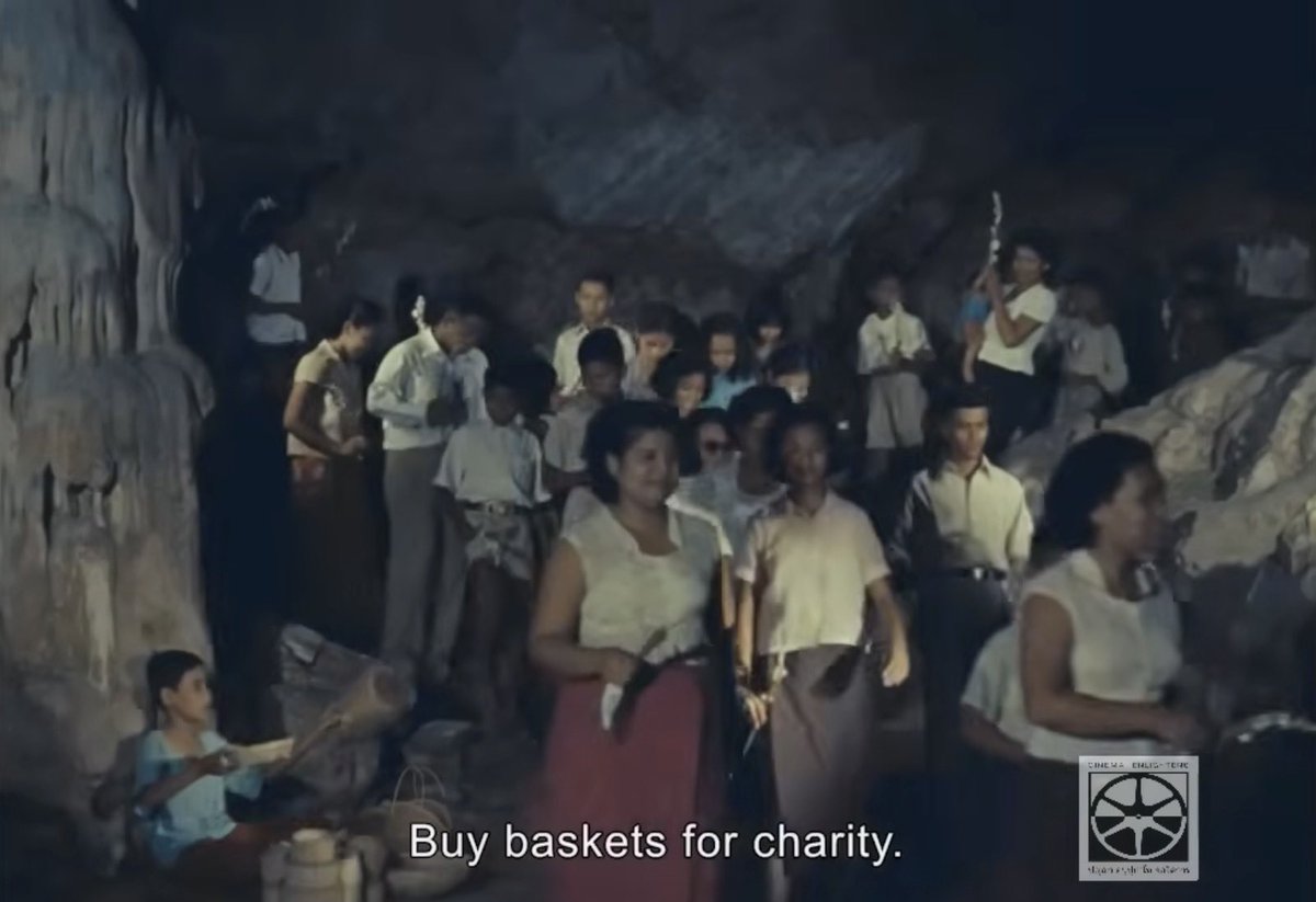 ลองดูรูปตามสื่อต่าง ๆ ยุคนั้นที่เขาไปถ่ายตามท้องที่ตจว.ได้เลยค่ะ จะจนไม่จนก็ดัดกันหมด แม้แต่เด็กนักเรียนก็ยังดัด แทบจะเป็น norm ไปแล้ว และยุค 2500s ร้านดัดผมราคาตกลงไปเยอะค่ะ ถ้าเทียบกับยุคแรก ๆ ที่เข้ามาในไทย นิยายเก่าที่เคยอ่านตลค.อยู่ตามทุ่งนา จะเข้าอ.เมืองทียังต้องหาร้านดัดผม