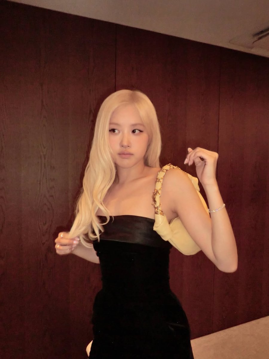 ROSÉ DAYS tweet media