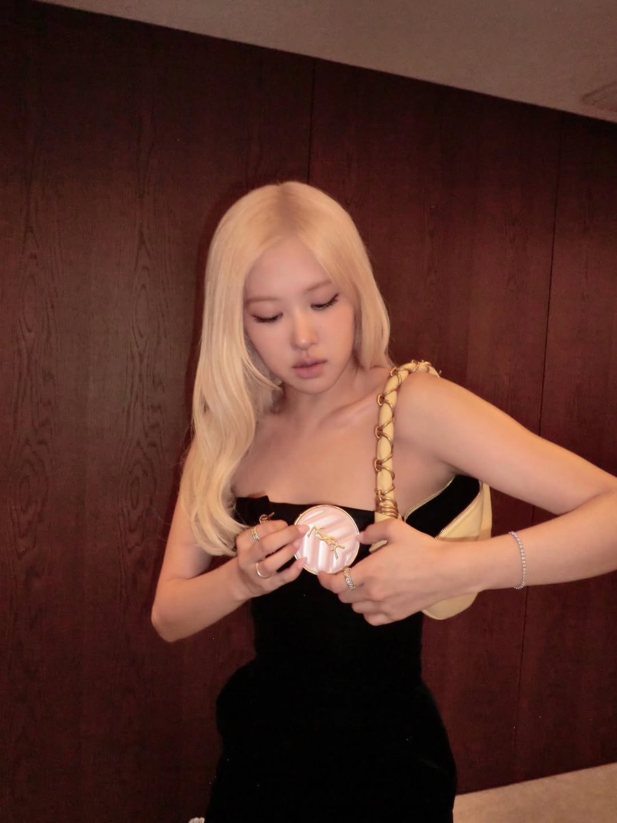 ROSÉ DAYS tweet media