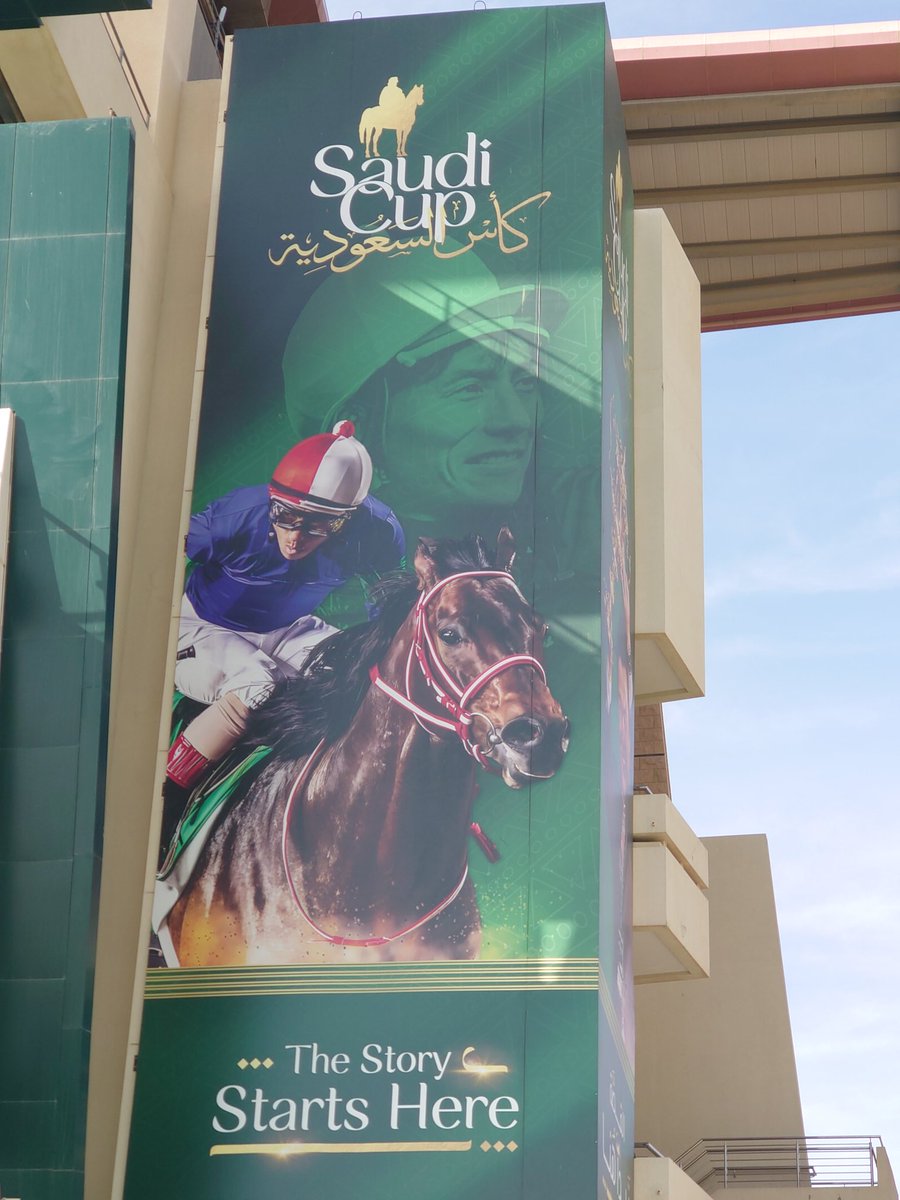 yahagistable's tweet image. なんと‼️
キングアブドゥルアジーズ競馬場スタンド側面には、パンサラッサが🥰
#パンサラッサ
#広尾レース
#2023年サウジカップ