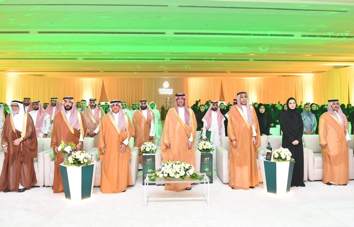 JeddahNow's tweet photo. ⭕ مُحافظ جدة يشهد الحفل الختامي للمؤتمر البحثي الأول لطلاب جامعات منطقة مكة المكرمة

📄 برعاية صاحب السمو الملكي الأمير خالد بن فيصل بن عبدالعزيز مستشار خادم الحرمين الشريفين أمير منطقة مكة المكرمة، شهد صاحب السمو الأمير سعود بن عبدالله بن جلوي محافظ جدة، بحضور معالي وزير التعليم رئيس مجلس شؤون الجامعات الأستاذ يوسف بن عبدالله البنيان، وعددٍ من القيادات الأكاديمية والبحثية، اليوم، الحفل الختامي للمؤتمر البحثي الأول لطلاب جامعات منطقة مكة المكرمة، الذي استضافته جامعة جدة.

 وهدف المؤتمر إلى دعم منظومة البحث العلمي الطلابي، وتعزيز ثقافة الابتكار والإبداع لدى طلبة الجامعات، من خلال إتاحة منصة علمية لعرض مشاريعهم وأبحاثهم، وتطوير مهاراتهم البحثية، وربط مخرجات التعليم العالي باحتياجات التنمية الوطنية، انسجامًا مع مستهدفات رؤية المملكة 2030.

 وشاهد سموه والحضور عرضًا مرئيًا يتضمن عددًا من الأبحاث العلمية والمشاريع الابتكارية المتميزة، كما شهد سموه توقيع عددٍ من اتفاقيات التعاون بين جامعة جدة وعدد من الجهات في مجالات البحث العلمي وريادة الأعمال والابتكار؛ بما يسهم في توسيع الشراكات، وتعزيز تبادل الخبرات والمعارف بين الجامعات والجهات ذات العلاقة.

 وفي الختام، كرّم سمو محافظ جدة الفرق الفائزة والمتميزة في مسارات المؤتمر المختلفة، التي بلغ عددها 140 فريقًا يمثلهم 309 طلاب وطالبات من 10 جامعات بمنطقة مكة المكرمة، والجامعات والكليات المشاركة تقديرًا لجهودها البحثية وإسهاماتها العلمية، وتحفيزًا لمواصلة التميز في مجالات البحث والابتكار.