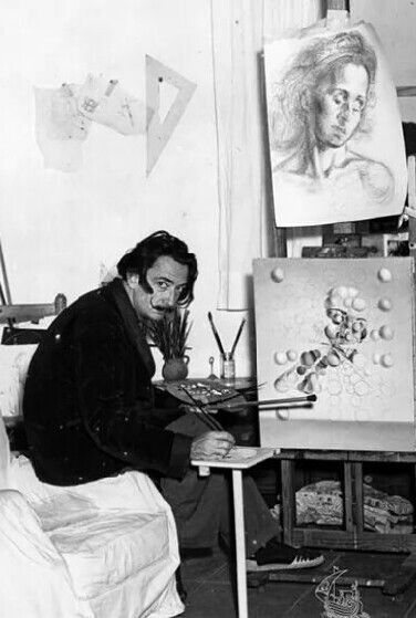 JordiCarrerasRa's tweet photo. Muchos creen que el pintor Salvador Dalí estaba loco.

No lo estaba.

🧵👇