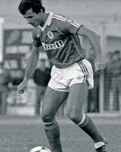 🗓️ 5 de fevereiro de 1978
Benfica 7–2 Régua

Na Luz, o líder não treme.
Nené marca quatro, Albino bisou e Humberto Coelho também fez o seu no regresso a casa.
Sete golos, autoridade total e Benfica a seguir na Taça de Portugal.