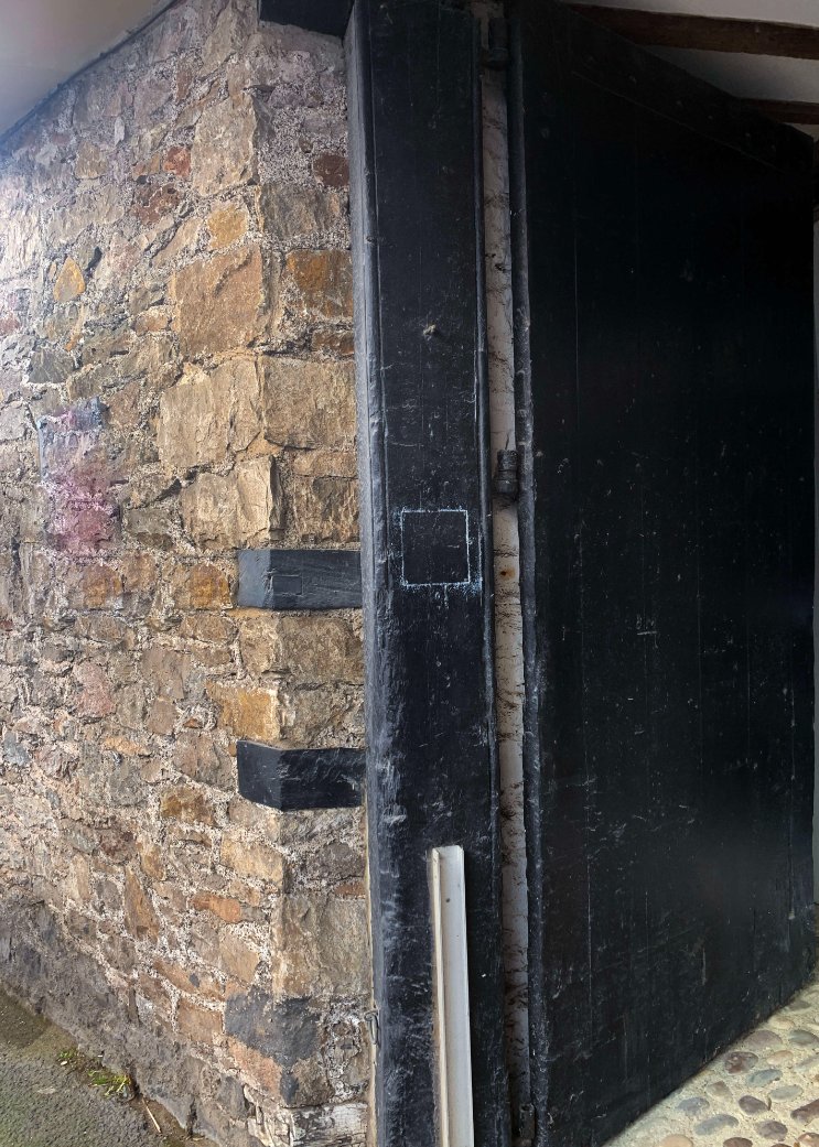 JBPhotos_UK's tweet photo. Quickly captured hefty ancient warehouse doors ...
#AdoorableThursday #DailyDoors @DoorsNo3828 https://t.co/H3HsNDYVv1