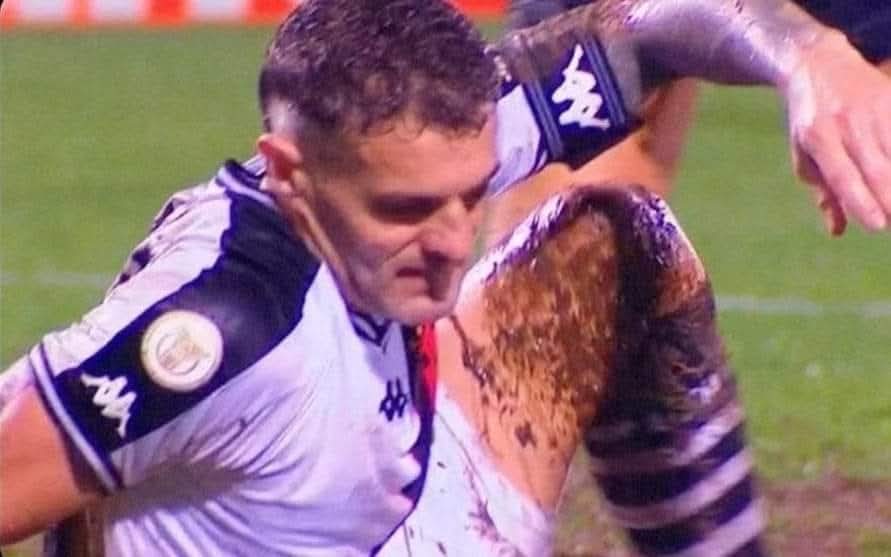 "Professor posso ir ao banheiro "
 
Ele: "Em inglês, por favor."

Eu: