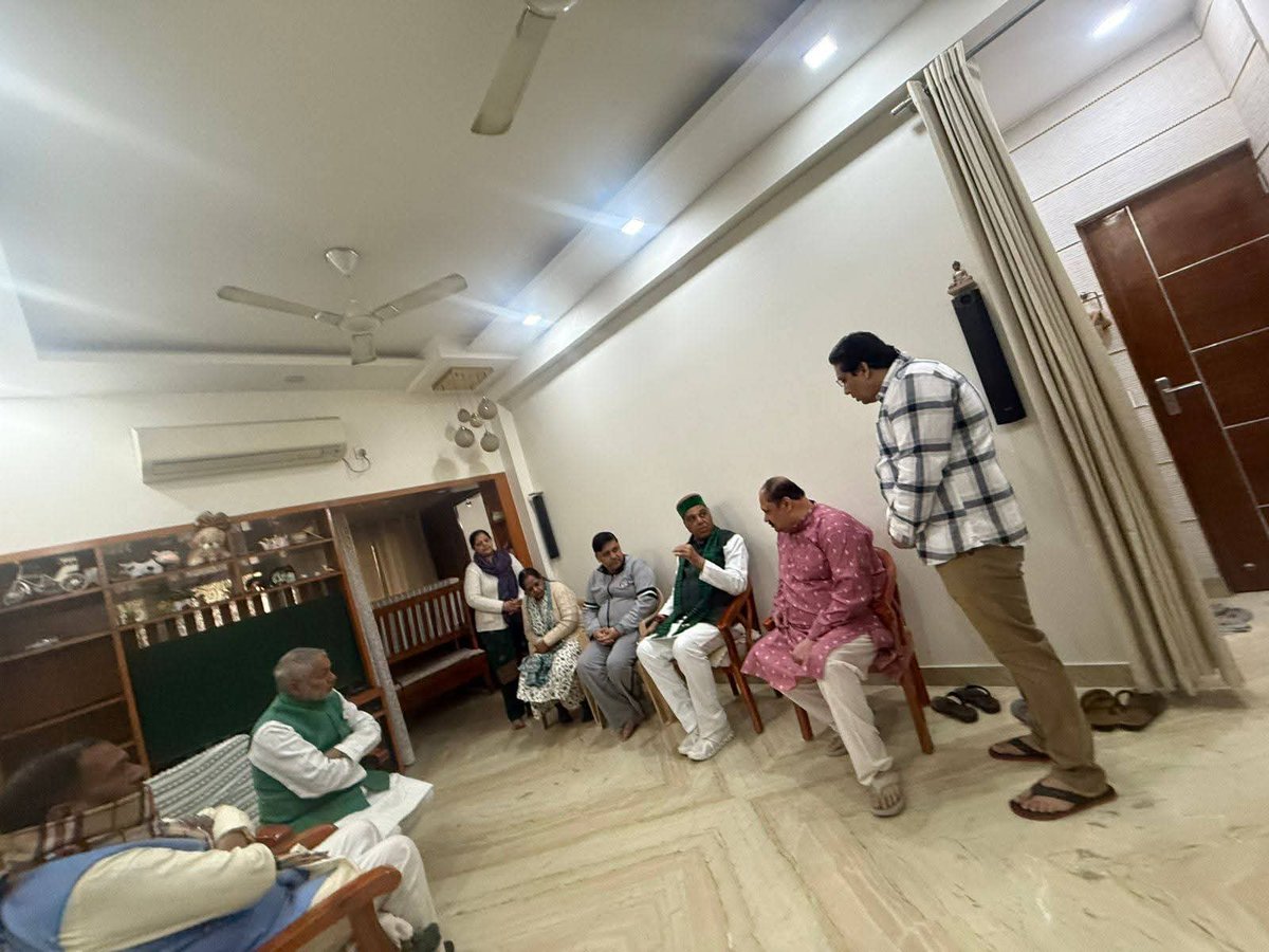 अपने लोकप्रिय सांसद श्री <a href="/jagdambikapalmp/">Jagdambika Pal</a> जी के संसद समिति में सहयोगी श्री धीरज गोस्वामी जी के पूज्य पिताश्री का निधन अत्यंत पीड़ादायक ईश्वर से प्रार्थना है कि दिवंगत आत्मा को अपने श्रीचरणों में दें परिवार को इस असहनीय दुःख को सहने की ताकत दें 
भावभीनी श्रद्धांजलि।
ॐ शांति।