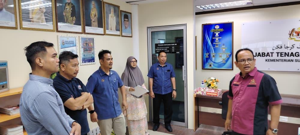IBU PEJABAT JTKSM SANTUNI LAWATAN KERJA RASMI KE JTK PAHANG

12 Februari 2026 | Pahang - Jabatan Tenaga Kerja Semenanjung Malaysia (JTKSM) telah mengadakan lawatan kerja rasmi ke Jabatan Tenaga Kerja (JTK) Pahang pada 10-11 Februari 2026 yang merupakan sebahagian daripada usaha
