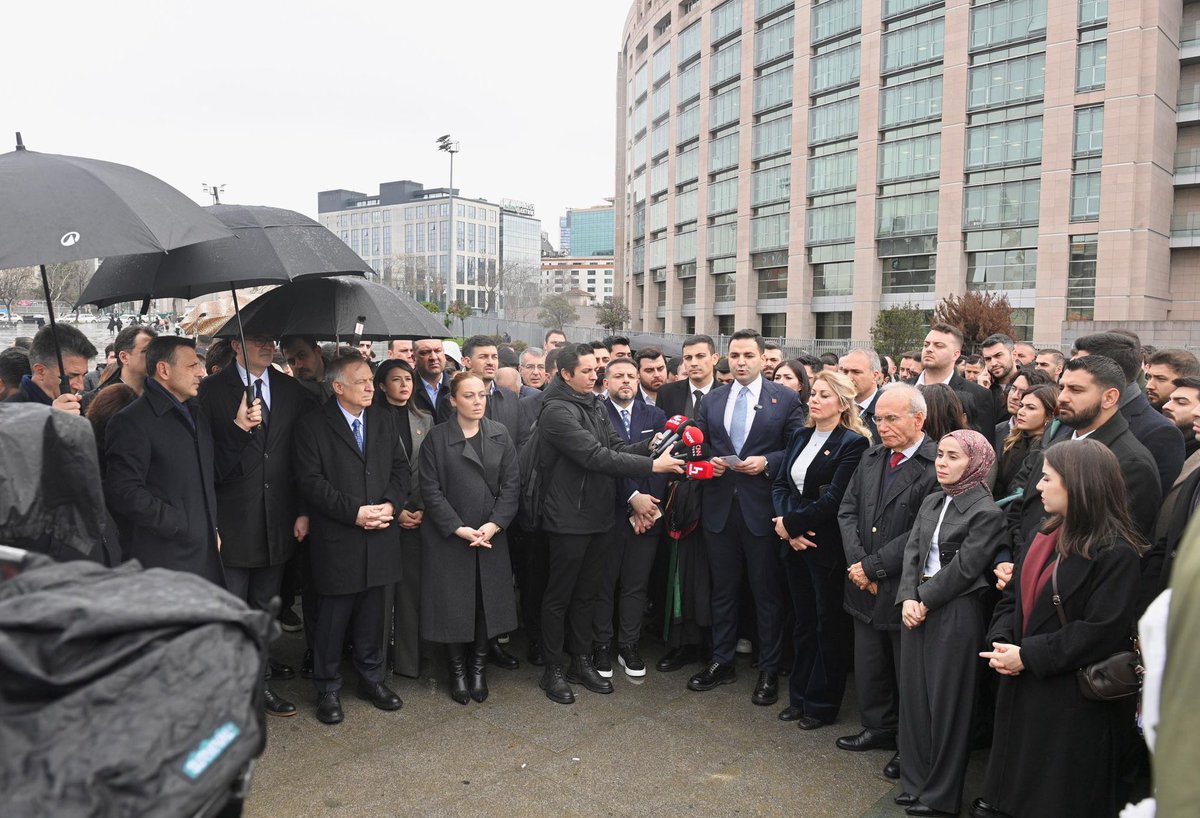 Gençliğin bileği bükülmez!

Gençliğin iradesine ve örgütümüze yönelik topyekün bir kuşatma ile karşı karşıyayız.

Çağlayan’da Gençlik Kolları Genel Başkanımız Cem Aydın’a 1 yıl 5 ay ceza verilirken, Adalar Gençlik Kolları İlçe Başkanımız Ramazan Yıldız tutuklandı.

Azınlık