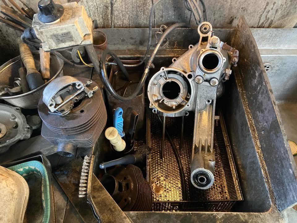 neneguzzi1's tweet photo. #Pushrod 

今日の様子
黄色ラリーさんは、配線作りがほぼ終わりエンジン関係の部品を洗い中です。
洗い終え次第オーバーホール作業を行います。

#vespa #vesparally200 #ベスパ https://t.co/XwyFlWKSwe