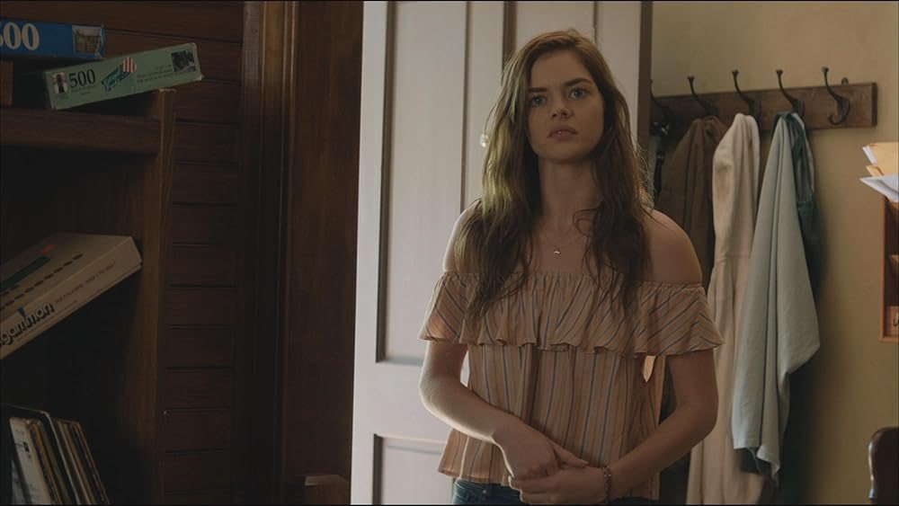 Kathryn Newton as Angela Hayes and Samara Weaving as Penelope in Three Billboards Outside Ebbing, Missouri 😍