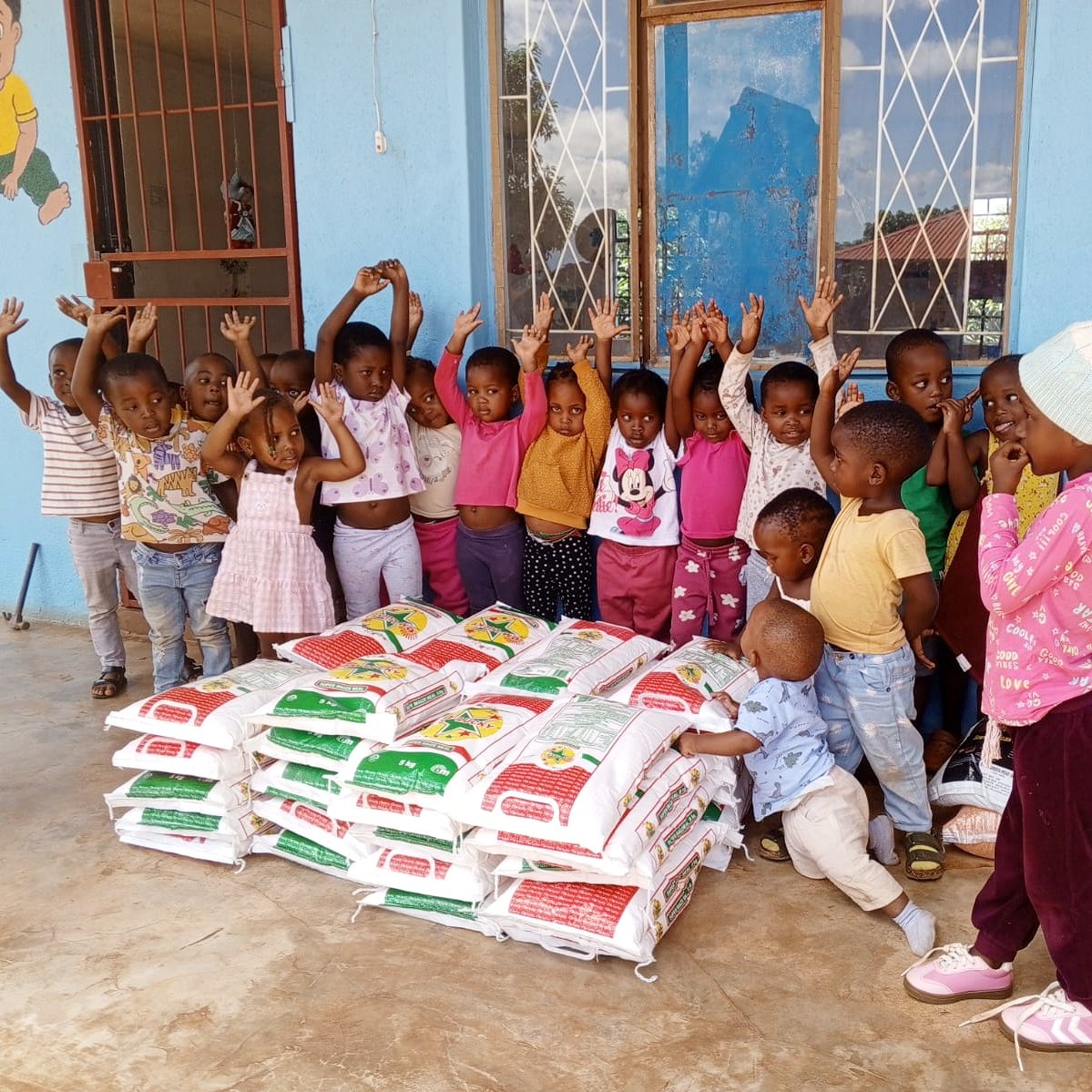 Food distribution at Lehlogonolo Educare Centre in Limpopo. The children are always happy to help offload the truck🥹💙

#fooddistribution #RADACare #RADA