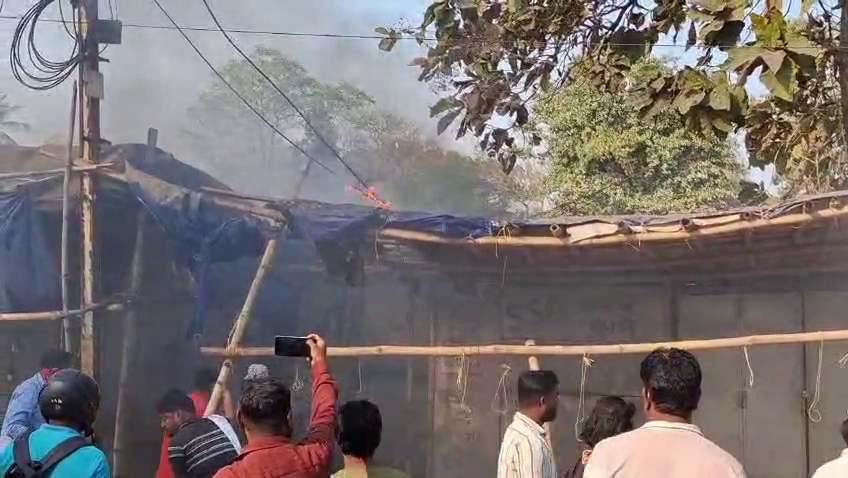 otvkhabar's tweet image. #ବାଲେଶ୍ବରରେ_ଜଳିଗଲା_୫ଟି_ଦୋକାନ
-ବାଲେଶ୍ଵର ମିଶନ୍ ଫିଲ୍ଡ ନିକଟସ୍ଥ ମାର୍କେଟରେ ଅଗ୍ନିକାଣ୍ଡ
-ଅଳିଆ ଗଦାରୁ ନିଆଁ ଲାଗି ଜଳିଗଲା ୫ଟି ପରିବା ଓ ପାନ ଦୋକାନ
-ଦୋକାନ ପଛ ପଟେ ଅଳିଆ ଗଦାରେ କେହି ନିଆଁ ଲଗାଇବାରୁ ଜଳିଗଲା
#Balasore #FireIncident #MissionField #5ShopsBurnt
#OTV