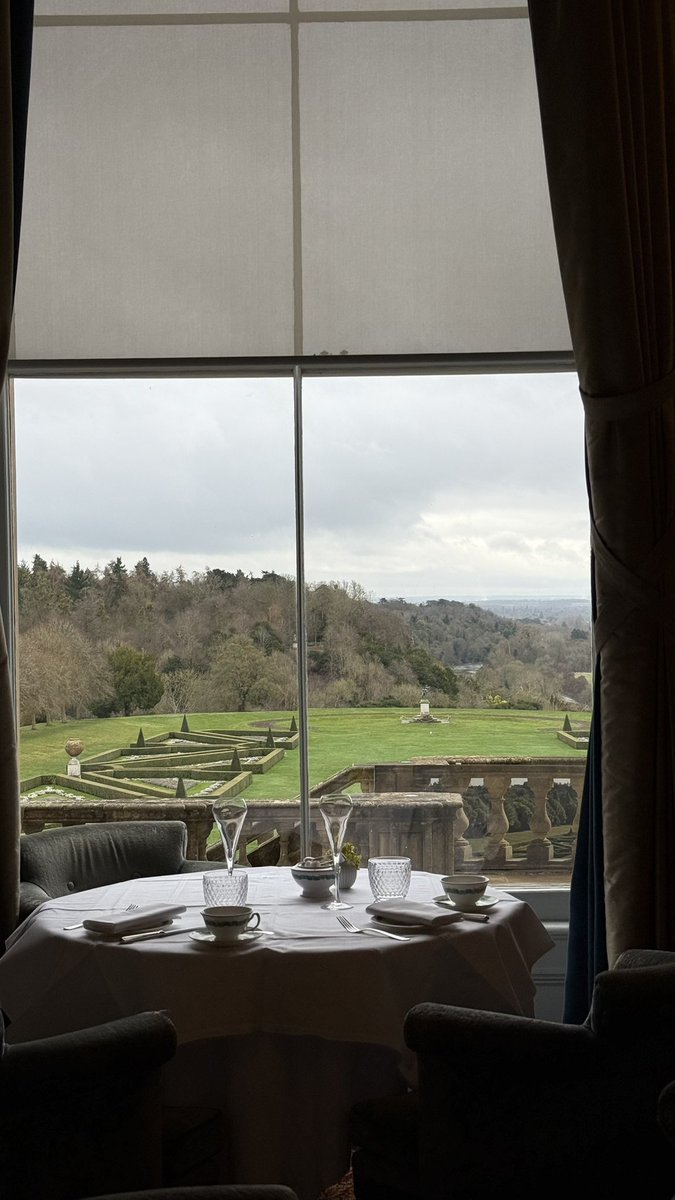 لم تفهميني، لا تُلامي، إنني
 حتى أنا لازلت أجهل من أنا

في برج أحلامي أعيش بغبطةٍ
لم تلتفت يوماً لفقرٍ أو غنى ..