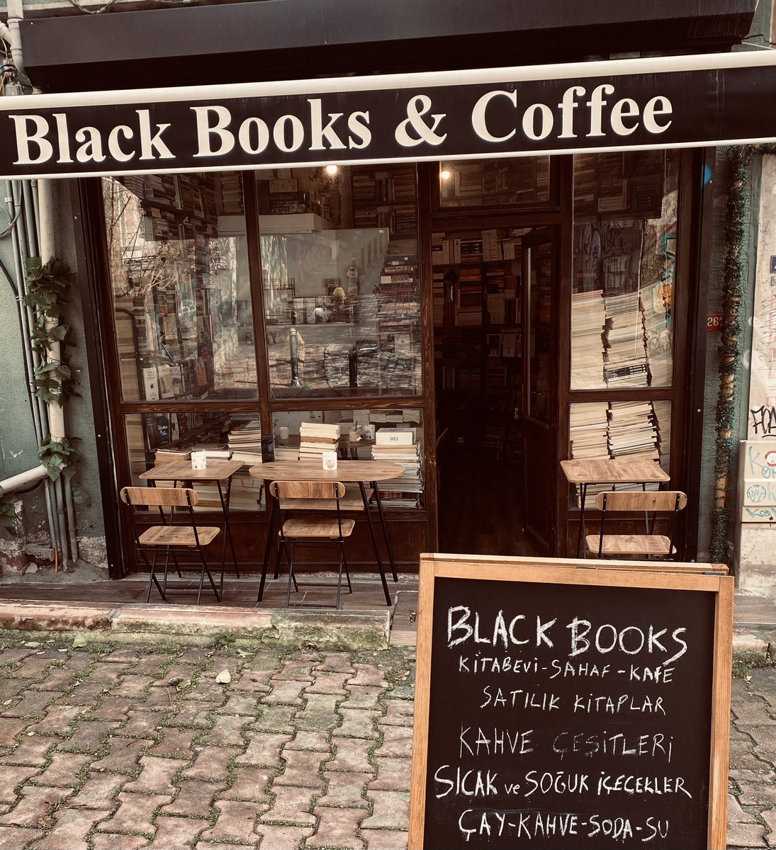 DevrimHorlu's tweet photo. Black Books&Coffee açılalı tam iki sene oldu. Birçok arkadaşımızı misafir ettik. Yeni insanlarla tanıştık, söyleşi ve imza günleri düzenledik. Zaman zaman sosyal medyada aldık yürüdük. Mekân küçük olduğu için kitapları nereye koyacağımızı şaşırdık. Kitap kulübüne katılan arkadaşlarla uzun uzun sohbet ettik. Tüm bunlar olurken dükkânın fotoğraflarını çekmeye ve başka yerlerin adresini sormaya devam etti insanlar. Umarım daha da uzun sürer bu macera. Şimdiye dek bizi yalnız bırakmayan herkese teşekkür ederiz. Black Books&Coffee, okurları beklemeye devam ediyor, hâlâ :)
