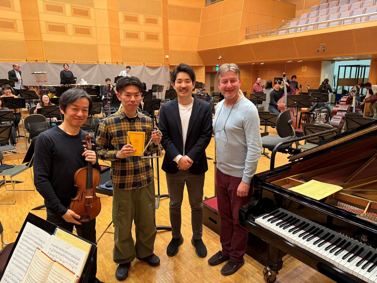 2/14（土）「第458回プレミアム定期」リハーサル3日目🎹本日より久末航さんが参加！

世界が注目のピアニスト久末航さんと贈る、リスト《ピアノ協奏曲第1番》。華麗な技巧と劇的な展開にご期待ください。トライアングル（Perc.金原）も必聴です✨

🔗公演情報はこちら
 hirokyo.or.jp/concert/list/2…