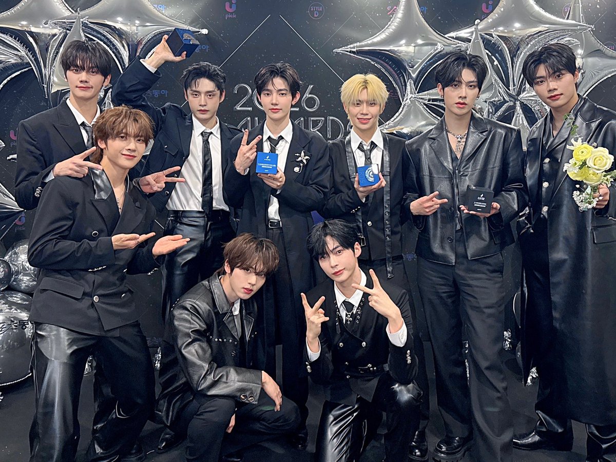 ofZB1's tweet photo. 2026 D Awards
‘D Awards Iconic’
‘Delights Blue Label’
‘Blue Label Best Video’
‘Best OST (Back Packer: 석매튜/박건욱)’
—
이번 시상식은 저희 아홉 명이서 하는 마지막 시상식입니다 그래서 이 세상의 꽃은 제로즈뿐
너무 고맙고 감사하고
영원히 사랑해 제로즈 / 11.02.26 https://t.co/cYakOGsk5U