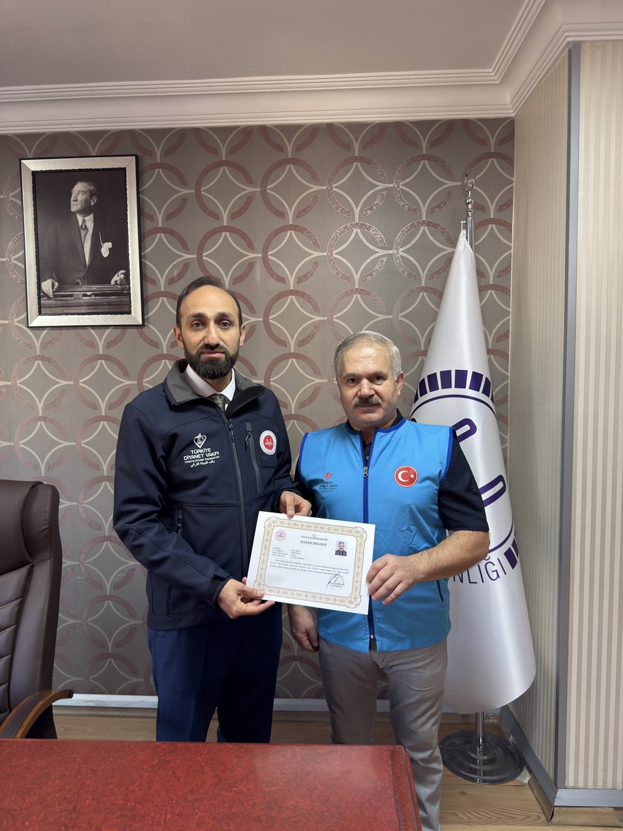 Türkiye Diyanet Vakfı (TDV) Ulus Şubemize sunduğu önemli hizmetler ve özverili çalışmaları dolayısıyla V.H.K.İ. İlhan MERT’e başarı belgesi İlçe Müftümüz Sayın Mahmut YEGİN tarafından takdim edildi.