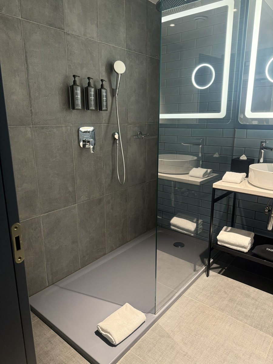 みんな気にしてたシャワー問題
解決策をすごい考えてくれた結果

あのポストがバズりすぎて、
スタッフさんの耳にも届き、
ホテルに伝えてくれて、なんと！
部屋が変わりました！！

みんなのおかげでガラスの壁が出現し
見事、快適にシャワー浴びてます！
みんなありがと！

※選手村じゃありません