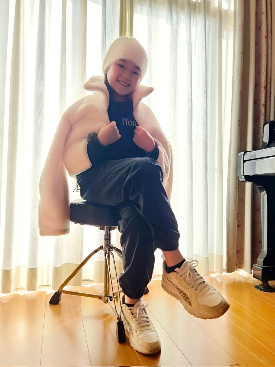 RenaRena1572's tweet image. 0歳から！芸能界の端っこに居座って10年✨😆✨️
テアトルアカデミーで育った私が、現場で 大切にしているのは「服に着られないこと」
今日のGUとcocaのミックスコーデも、ある「プ ロの裏技」を使って10歳なりの高級感を出して みました。
誰でも真似できる、その方法とは？
#coca 
#GU
#モデル