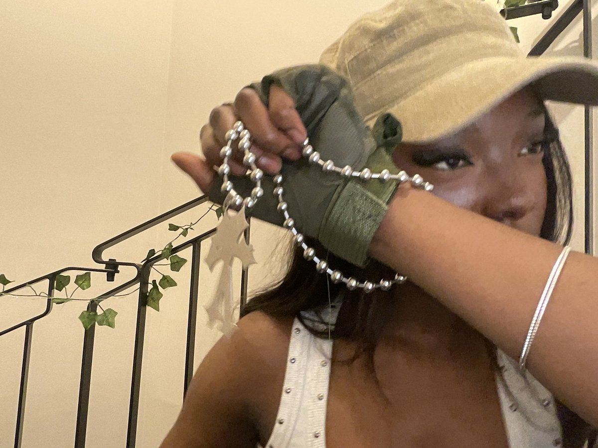 sydneymendes_'s tweet photo. chains i dropped yesterday . https://t.co/a26uQoGm96