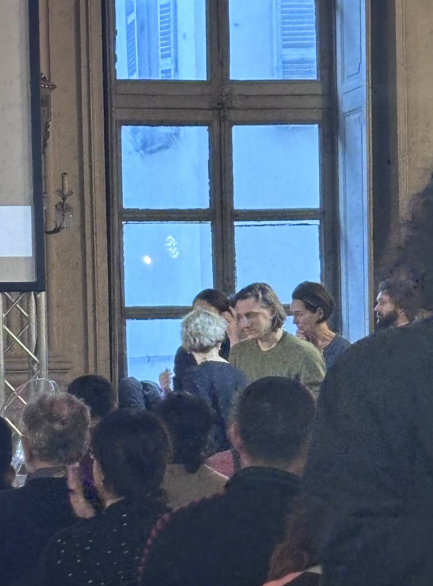 snowsnowae's tweet photo. foto brutte ma occhi pieni 🩷
lucone mio che privilegio vederti finalmente dal vivo https://t.co/m3q0YIaLpE