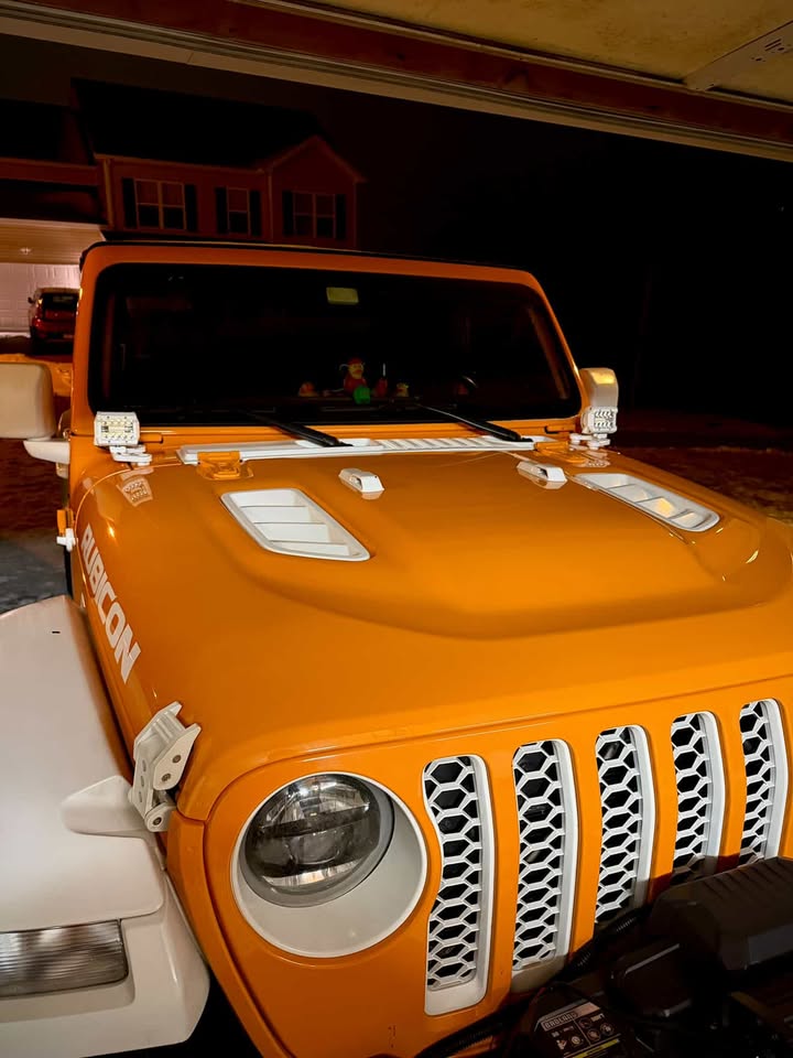 nilightled's tweet image. Built, not rushed.

White housing pods. Clean install.

But here’s the part we respect most —

He painted the brackets too.

Because real builds don’t skip details.

That’s how you do it right. 🤍

#Nilight #JeepGladiator #OffRoadBuild #BuiltNotBought