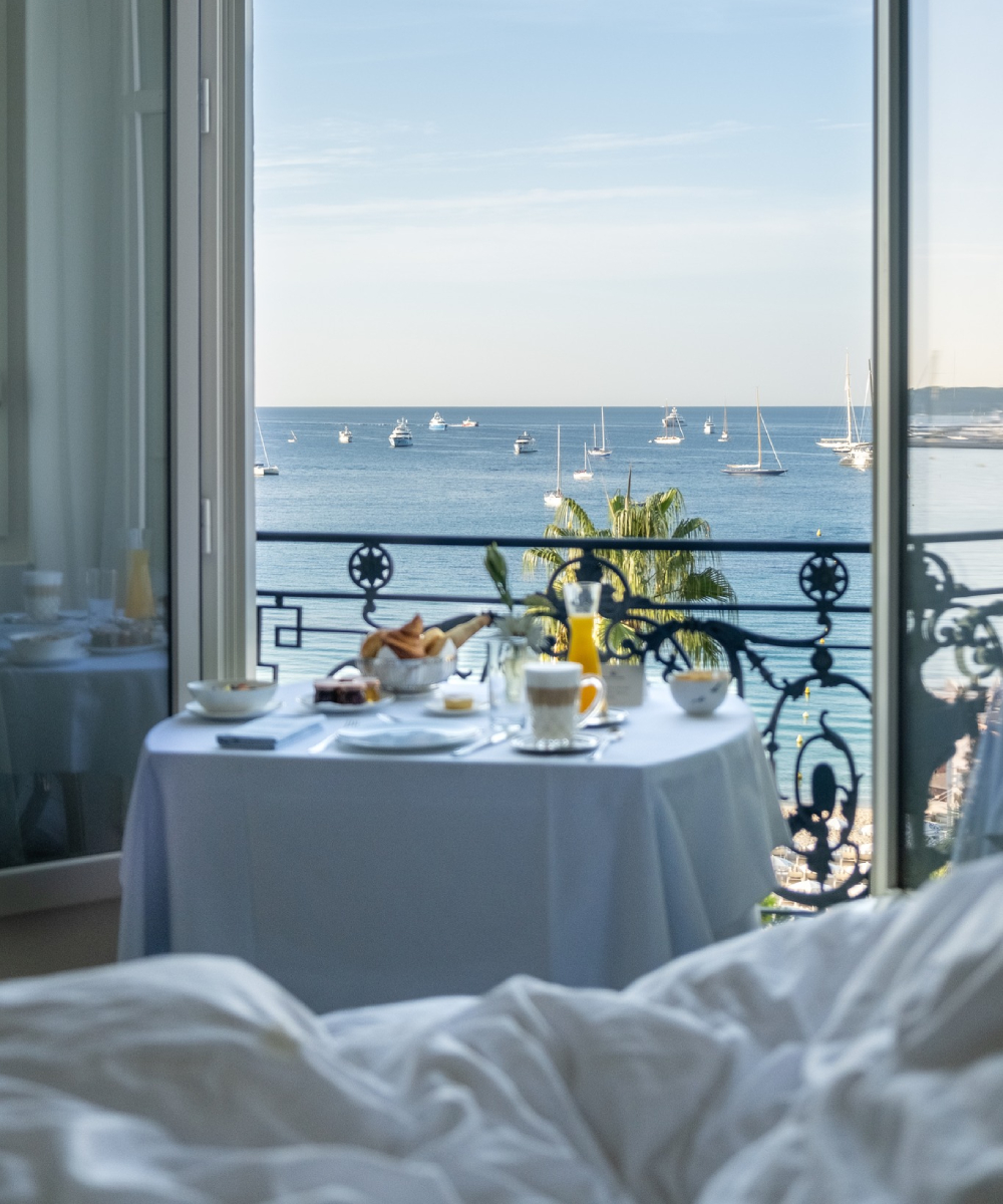 CARLTON CANNES, L’AMOUR EN AZUR
Pour la Saint-Valentin, le Carlton compose une parenthèse précieuse. Une adresse mythique où l’amour trouve, face au large, son plus bel écrin.
☞ tselana.com/hebergements/c…
#TselanaTravel #CarltonCannes #SaintValentin #FrenchRiviera