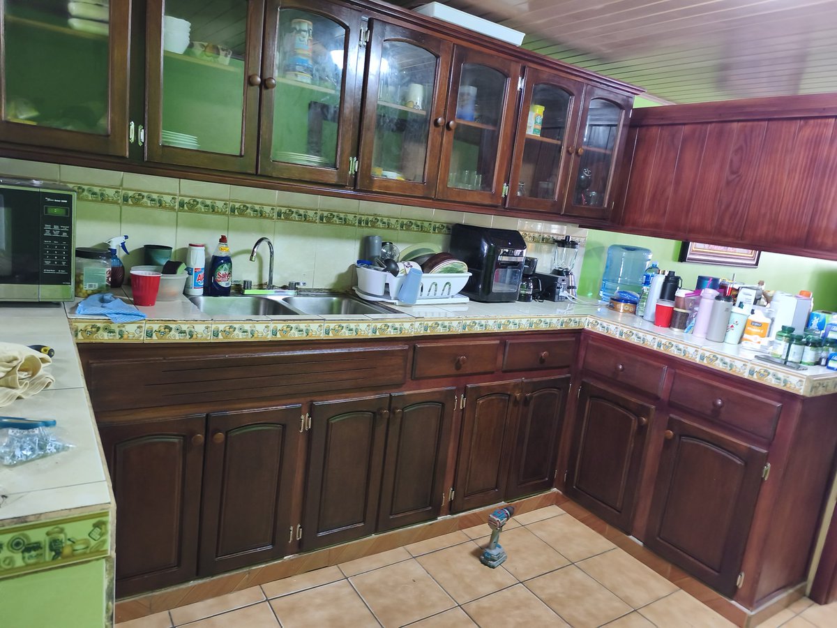Restauración de esta cocina madera de mas de 15 años y se encuentra muy bien seguimos activos coticen