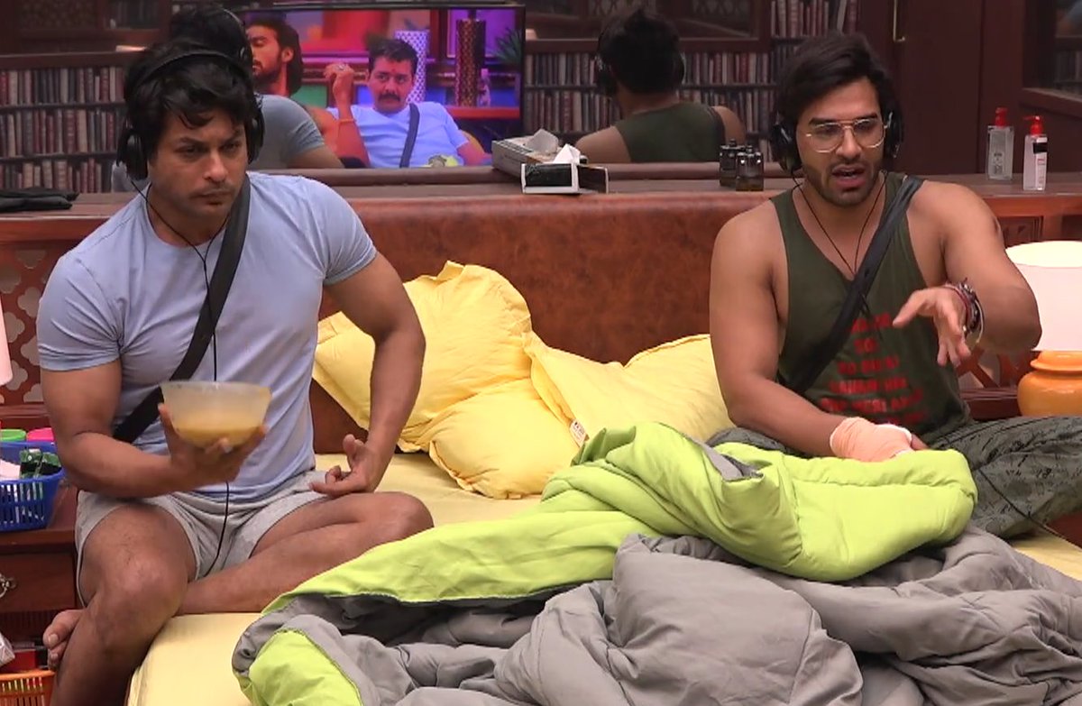 HaterKarnataka's tweet image. These guys made Mahira the winner even though she did absolutely nothing.

😭😭😭😭.

Madhurima apni personal life ki dhajjiya uda kar bhi safe nahi ho payi, lmao.

#bb19 #biggboss19 #SidharthShukla #ShehnaazGiII #the50show #The50