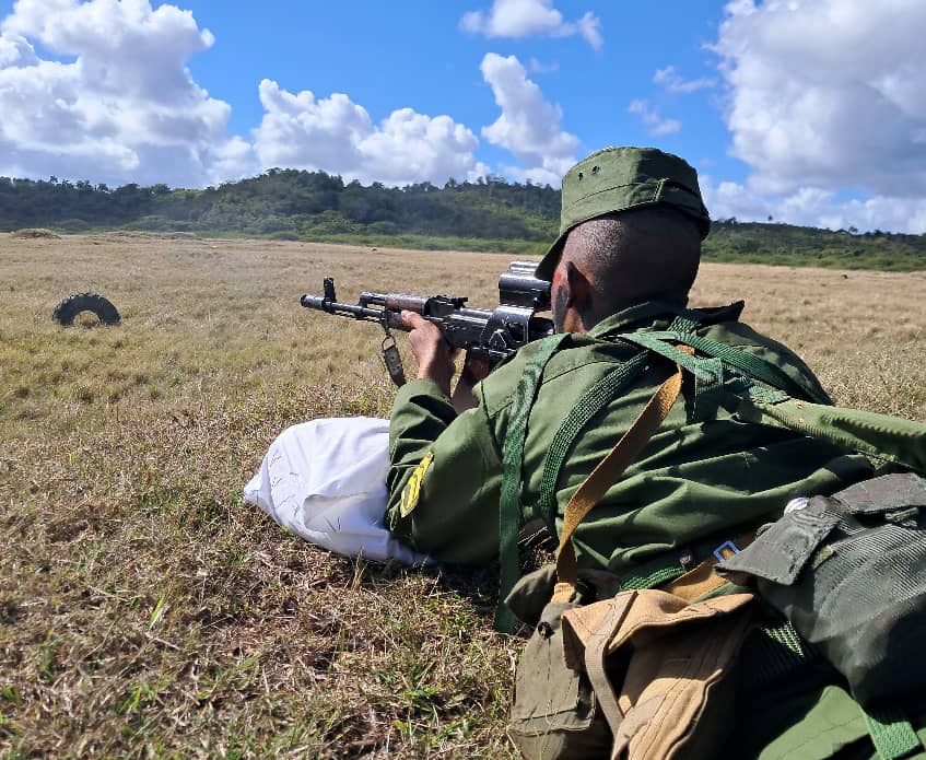 ‼️La defensa de la Patria se fortalece día a día con el entrenamiento de nuestras unidades de infantería.  
El fusil AKM, símbolo de eficacia y resistencia,se convierte en la herramienta que garantiza que ningún enemigo esté a salvo en nuestro territorio. 
#FARCuba #CubaEstáFirme