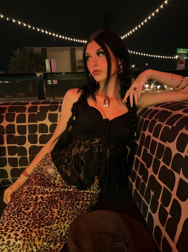 Lolareyverse's tweet photo. should I post the rest of this outfit? https://t.co/yoUMjDa5hF