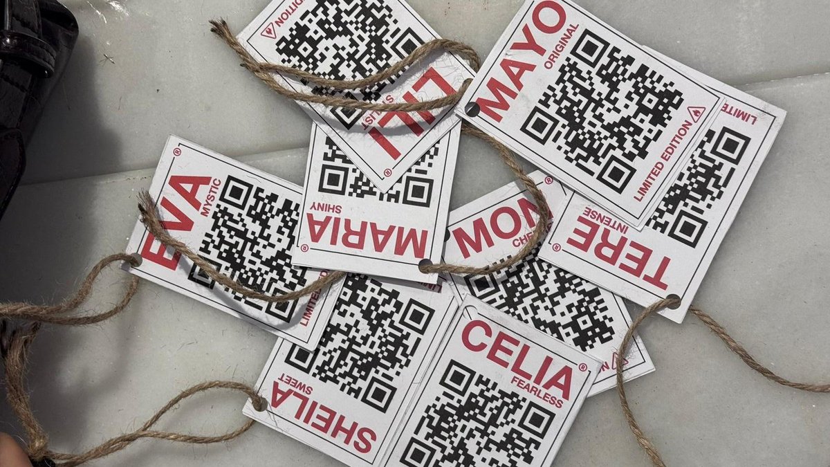 holiiii!! hace un tiempo, para una mayobola, con <a href="/lidiadurann/">LILITH (TV)👖🫧🧼⭑MAYO SEASON⭑</a> y <a href="/mariiahrainbow/">rainbow🧼👖🫧VOTE FOR MAYO</a> hicimos unas etiquetas del estilo de las que saca álvaro en el videoclip de tócame, y he creado una plantilla por si queréis haceros la vuestra.
👉 canva.com/design/DAG8DD0…