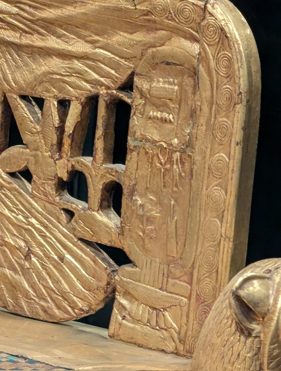 先日、先生にこのツタンカーメンの黄金の玉座のカルトゥーシュの中の